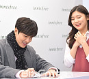 [BZ포토] 이민호 친필 사인에 광대 승천하는 여성 팬