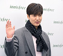 [BZ포토] 이민호, 명동 들썩이게 만든 손인사