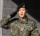[BZ포토] 만기 전역한 김현중, 팬들 향해 '충성!'