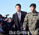 [BZ포토] 김현중, 마중 나온 팬들에게 일일이 눈인사