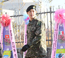 [BZ포토] 김현중, 만기 전역 축하하는 쌀화환을 뒤로 하고~