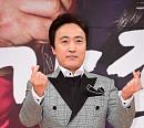 [BZ포토] 엄효섭, 근엄한 손가락 하트