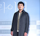 [BZ포토] 하정우, '제 시사회 패션 어때요?'