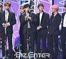 [BZ포토] 방탄소년단, V LIVE 글로벌 인기상 받았어요