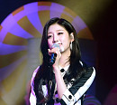 [BZ포토] 러블리즈 정예인, 다리 부상으로 앉아서 노래해요~