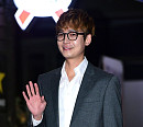 [BZ포토] '미씽나인' 종방연 참석한 정경호, 수줍은 손인사