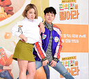 [BZ포토] 딘딘, 박나래 향한 파워 매너다리