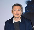 [BZ포토] 취재진 앞에 선 홍상수 감독