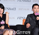 [BZ포토] 김윤진, 조재윤 극찬에 얼굴이 화끈화끈