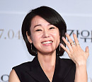 [BZ포토] 김윤진, 월드스타의 손부채질