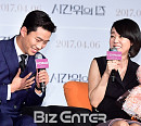 [BZ포토] '로맨티스트' 옥택연, 김윤진에게 사탕부케 선물~