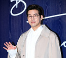 [BZ포토] 이상윤, 젠틀한 손인사