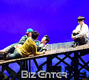 [BZ포토] 연극 '나쁜자석' 프레스콜, 용바위에 누운 소년들
