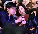 [BZ포토] 줄리엣 비노쉬, 남성 팬과의 셀카~