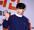 [BZ포토] 류준열, 영화관 들썩이게 만든 손인사