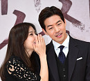 [BZ포토] 이보영-이상윤, 지성 질투할 초밀착 '귓속말'