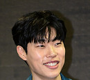 [BZ포토] 류준열, 팬들 향해 꽃미소 발사