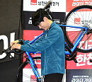 [BZ포토] 고개 숙인 류준열, '돈 벌기 힘드네~'