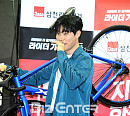 [BZ포토] 류준열, 사회자의 무리한 부탁에도 열심히~