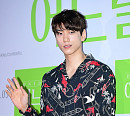 [BZ포토] 성준, 화려한 프린트 셔츠 입고~