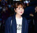 [BZ포토] 얼굴만큼 마음도 예뻐…박보영, 위안부 후원 폰케이스 포착