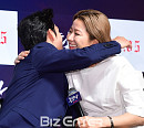[BZ포토] 전혜진, 임시완과의 포옹에 엄마 미소