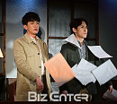 [BZ포토] 고상호-이형훈, 종이 흩날리며