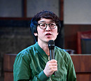 [BZ포토] 인사말 전하는 연극 '보도지침'의 오세혁 연출