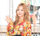 [BZ포토] 걸스데이 유라, 꽃내음 손인사