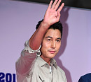[BZ포토] 정우성, 조각의 손인사
