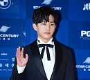 [BZ포토] 김민석, 여유로운 손인사