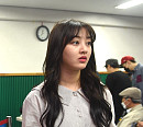 [BZ포토] 트와이스 지효, 긴장가득한 첫 대선 투표