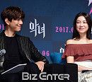 [BZ포토] 성준, 김옥빈만 바라봐도 웃음이 나~