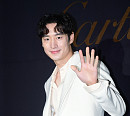 [BZ포토] 이제훈, 우윳빛 손인사
