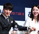 [BZ포토] 변요한-신혜선, 보는 이가 더 설레는 손깍지