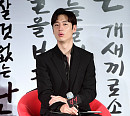 [BZ포토] 이제훈, 앉아있어도 긴 다리~