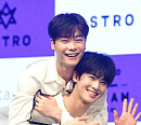 [BZ포토] 아스트로 문빈, 차은우 등에 업혀 잇몸 미소