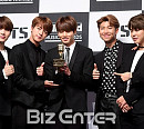 [BZ포토] 방탄소년단, 빌보드 트로피 들고~