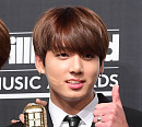 [BZ포토] 방탄소년단 정국, 트로피보다 값진 외모