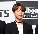 [BZ포토] 방탄소년단 지민, 빌보드 수상 후에도 공손하게~