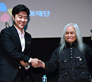 [BZ포토] 블루파프리카 이원영-신중현, 악수하는 선후배