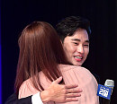 [BZ포토] 김수현, 여성 팬과의 뜨거운 포옹