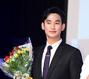 [BZ포토] 김수현, 꽃을 든 남자