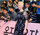 [BZ포토] 틸다 스윈튼, 영등포 들썩이게 만든 드레스 자태