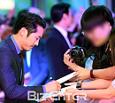 [BZ포토] 스티븐 연, 사인하는 모습도 멋져