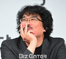 [BZ포토] '옥자' 기자회견, 웃음 참는 봉준호 감독
