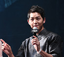 [BZ포토] 송중기, 재치있게 '빠밤~'