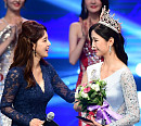 [BZ포토] '2017 미스코리아' 오현경, 후배 축하하는 따뜻한 눈빛