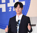 [BZ포토] 한주완, '어색하지만 엄지척'