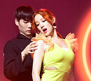 [BZ포토] 박보람, 댄서와 밀착 웨이브